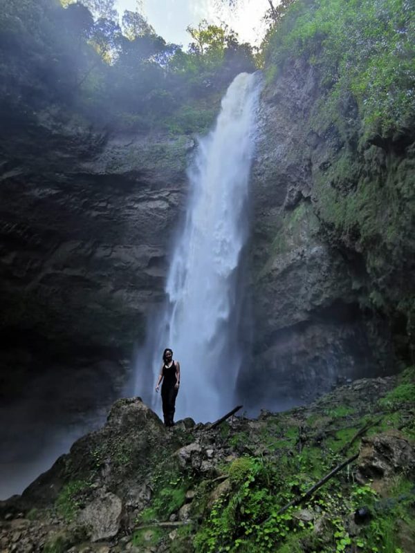 Los Chocuacos - Mujer posando frente a catarata